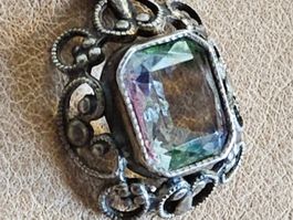 Antiker Silber Irisglas Rheinkiesel Anhänger mit Kette