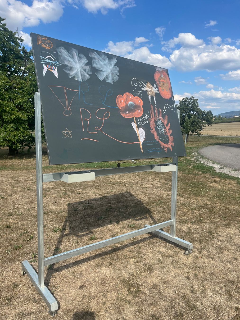 Wandtafeln: Wandtafel  auf Ständer mit 4 Rollen – Gebraucht aus Allmendingen b. BE von juair 4