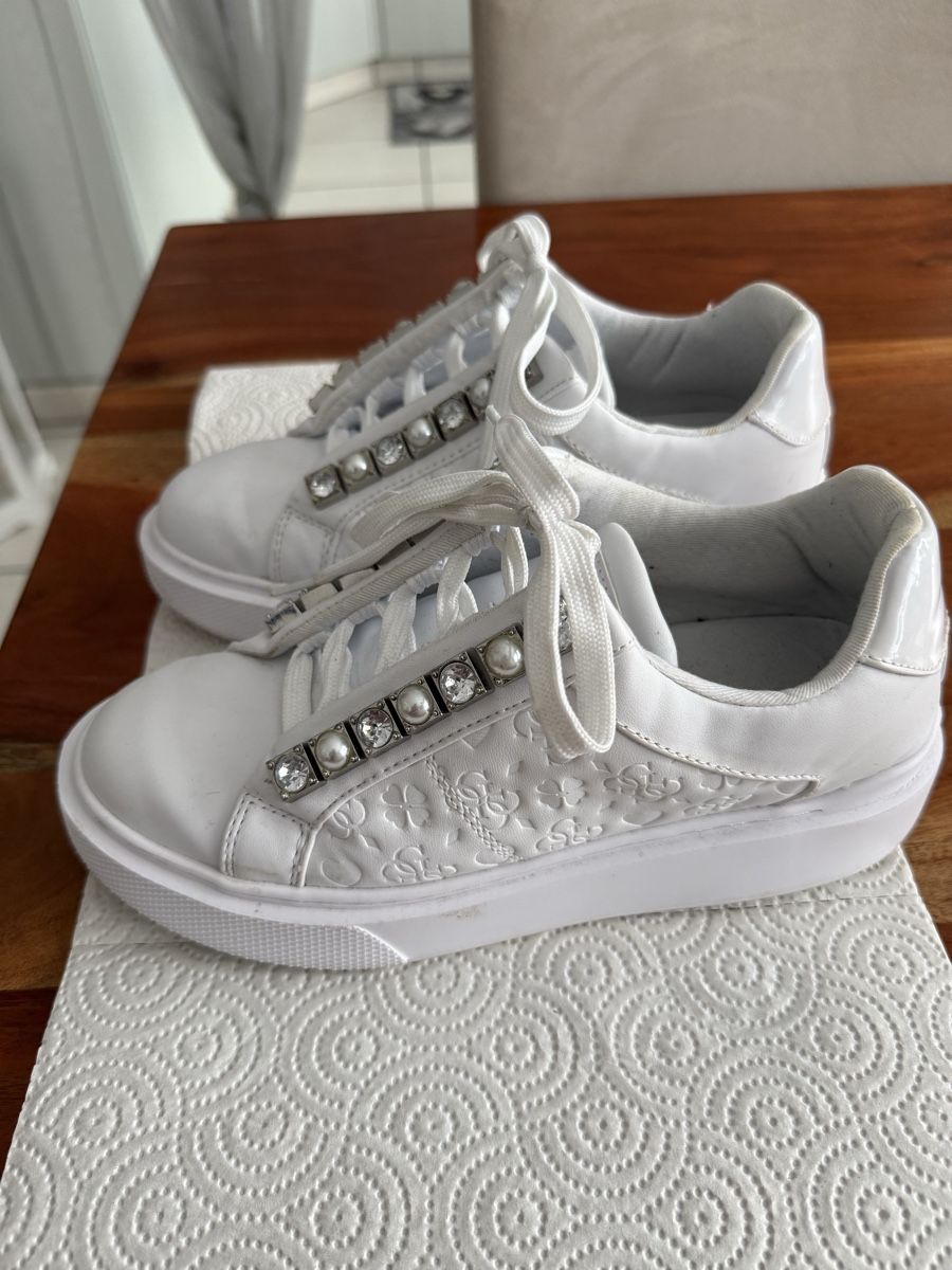 Guess Scarpe da donna: Guess Sneaker Weiss mit Strasssteine – Usato da Burgdorf venduto da Nessy02 1