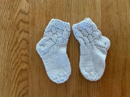 Handgestrickte Babysocken Grau - Fusslänge 11 cm Gr. 16/17