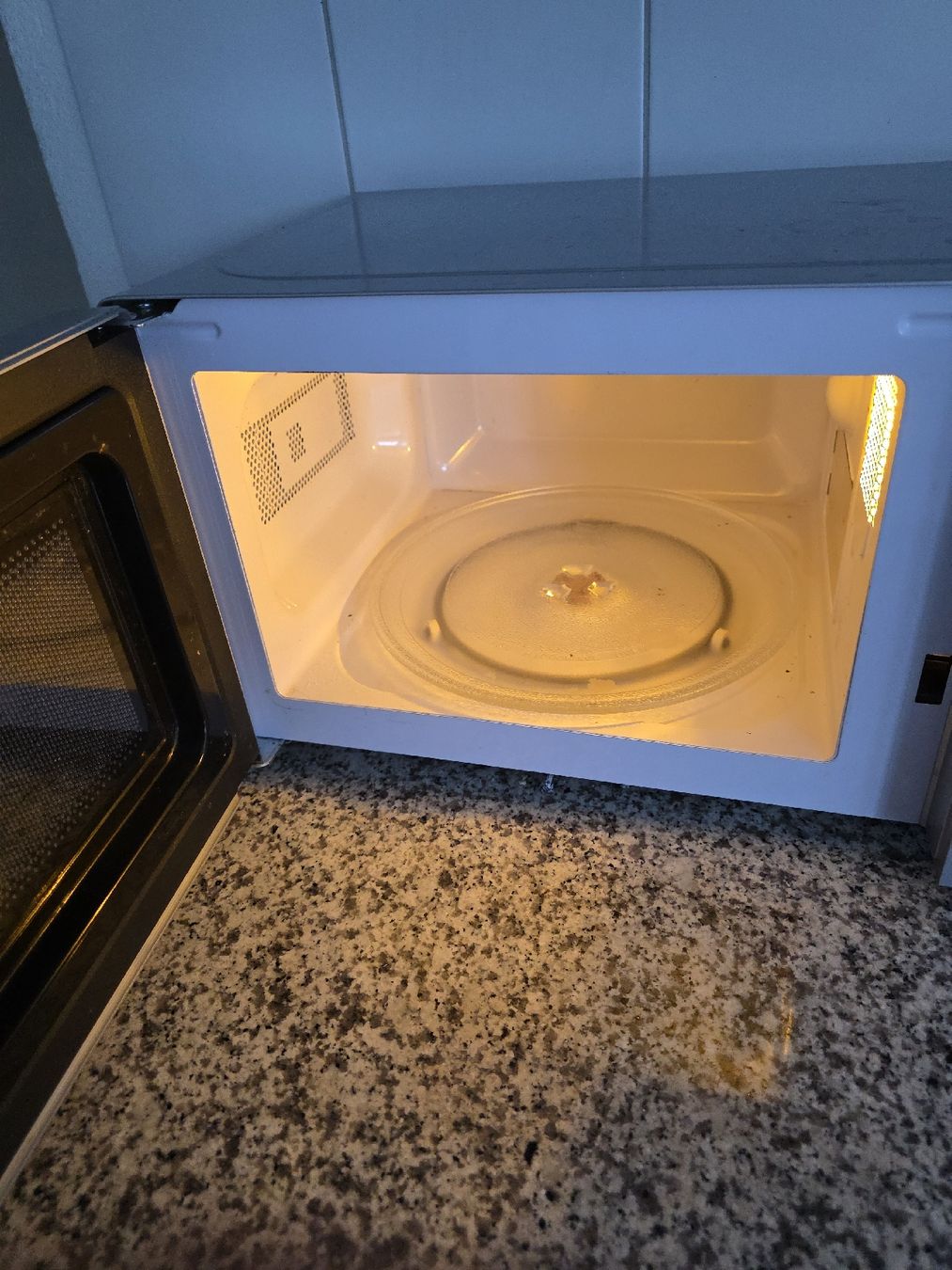 Elettrodomestici da cucina: Mikrowelle OK gebraucht – Usato da Derendingen venduto da mic_zr77 1