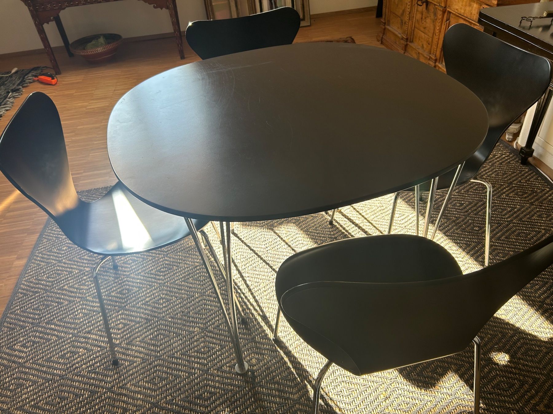 Fritz Hansen Tavoli: Fritz Hansen Tisch und Stühle – Usato da Arlesheim venduto da Brienz30 1