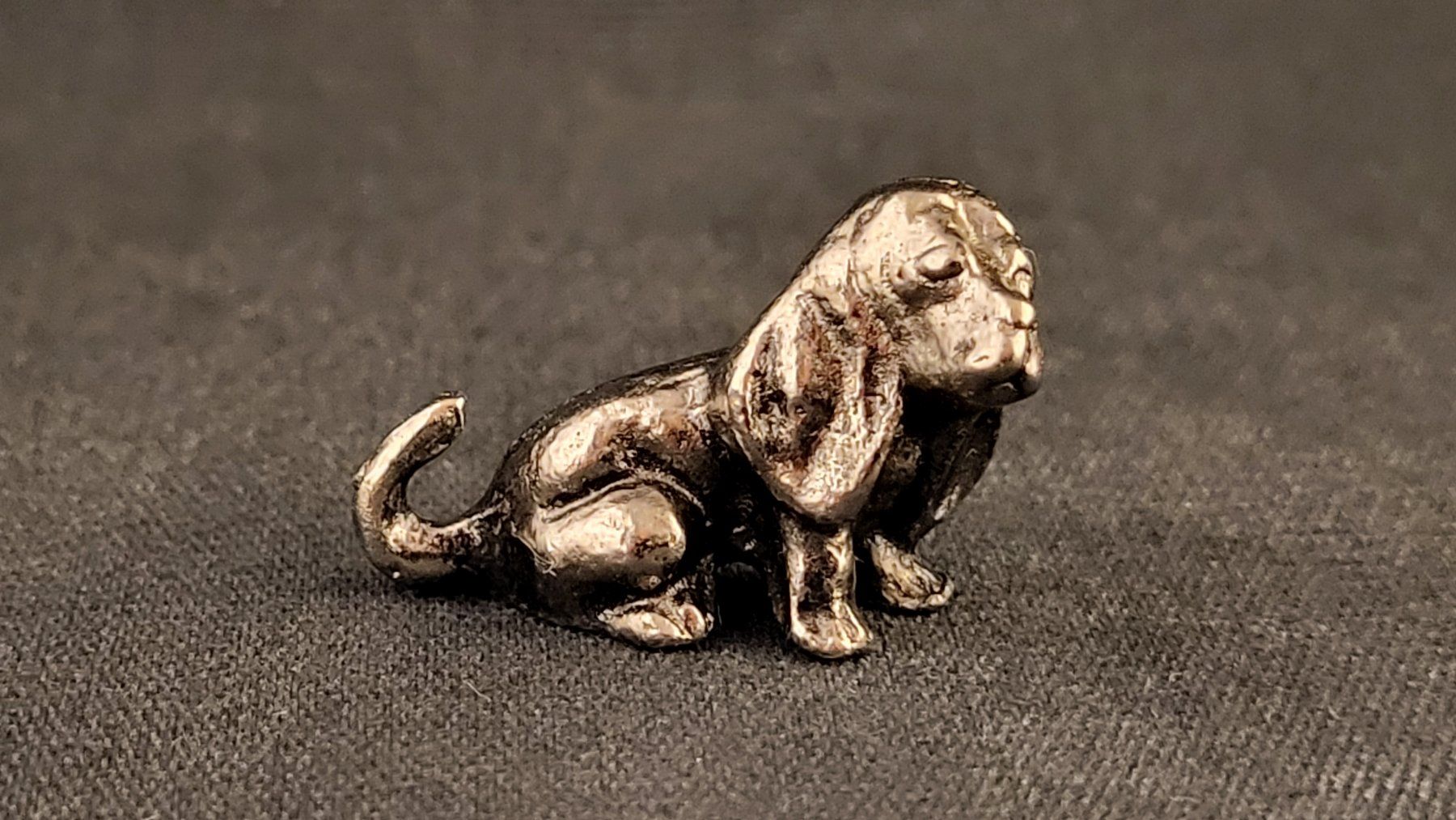 Figuren: Kleiner Metall-Dackel "VI" – Gebraucht aus Basel von spinne02