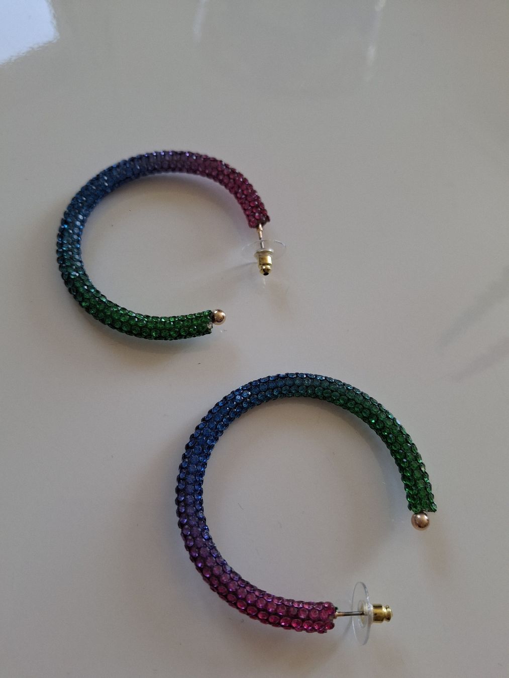 Orecchini pendenti & Orecchini a lobo: Créoles à strass multicolore – Nuovo (secondo la descrizione) da Lausanne venduto da Cognitia 1