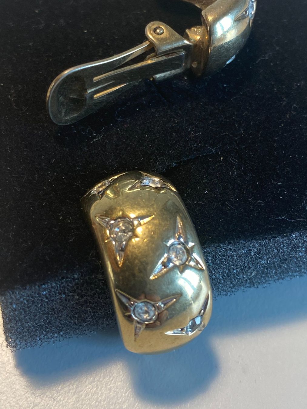 Orecchini pendenti & Orecchini a lobo: Modeschmuck, Ohrclips mit Kunststeinen, Massiv, golden – Usato da Gümligen venduto da Primeselection 2