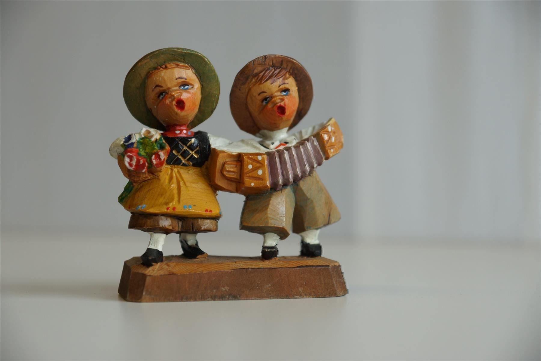 Sculture & Statue: Musizierendes Paar, geschnitzt – Nuovo e nell'imballaggio originale da Brienz BE venduto da P.Edelweiss
