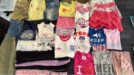 Grand lot fille taille 122/128 , 32 pces avec marques 
