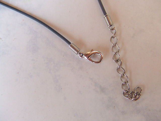 Catenine: Kette Kautschuk schwarz 2mm, 45cm lang – Nuovo (secondo la descrizione) da Alpnachstad venduto da perlengaby 1