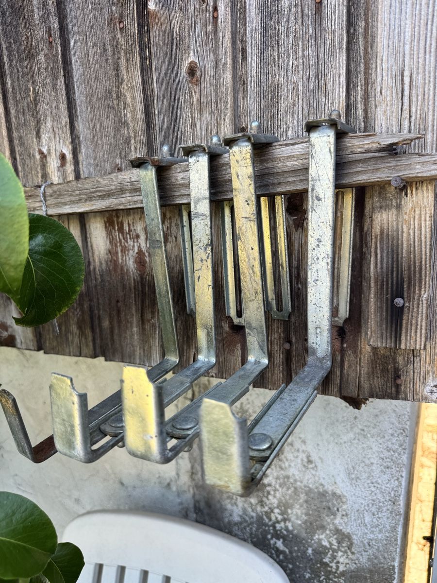 Kit di costruzioni: Garden Tool Hanger Brackets 4 pcs used metal – Usato da Seuzach venduto da Wolf936