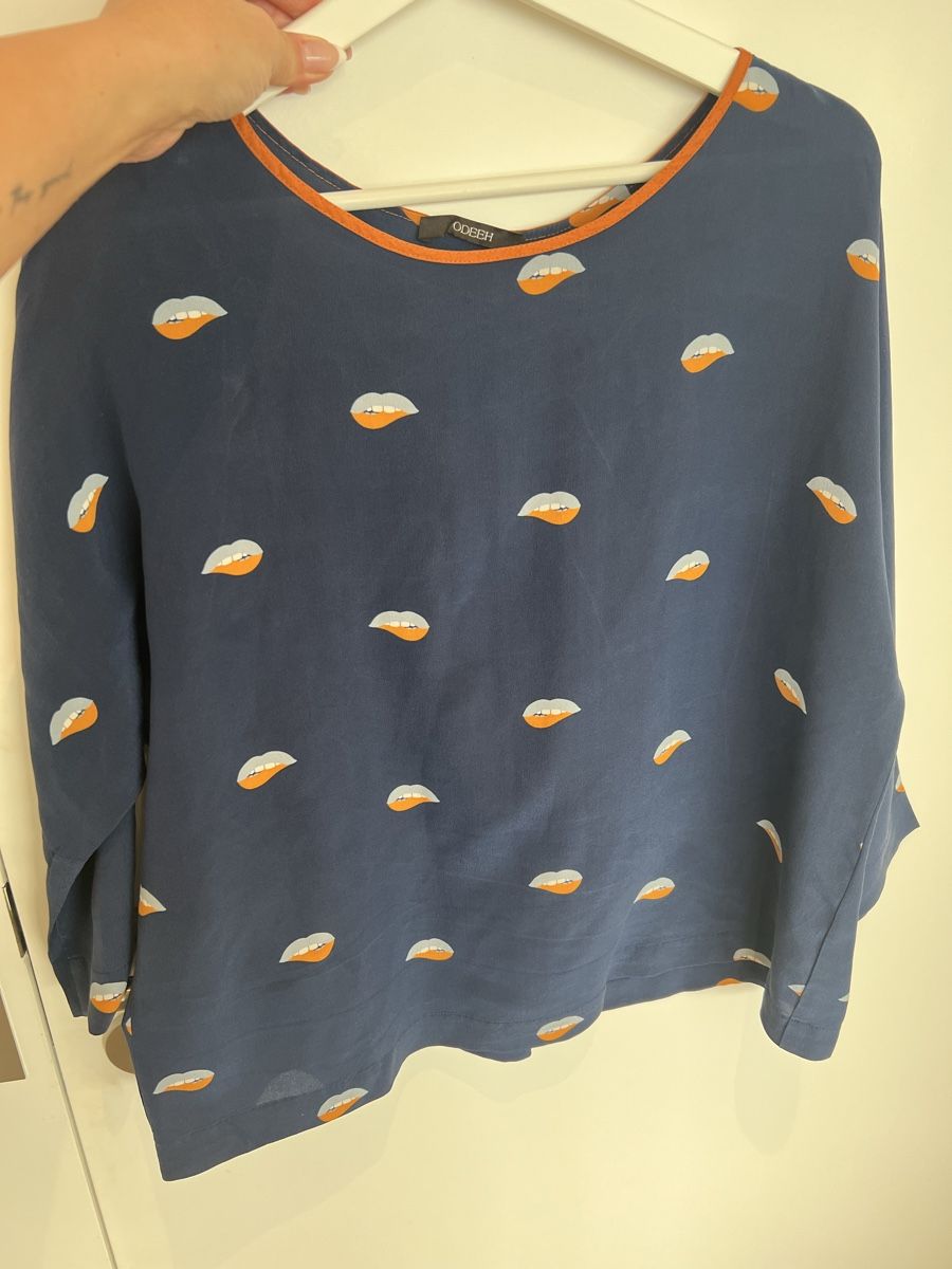 Camicette: ODEEH Seidenbluse, dunkelblau mit Lippenprint, Gr. 38 – Usato da Meilen venduto da Dievondort