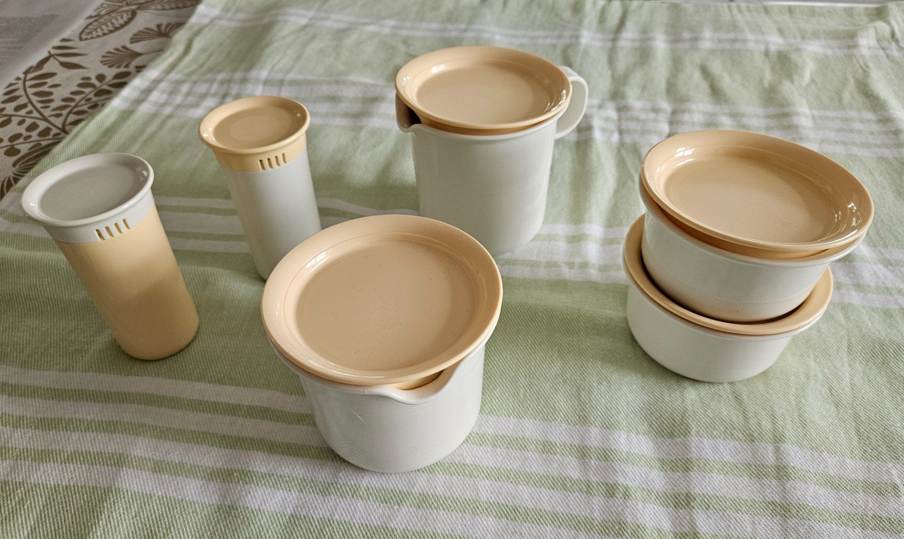 Tupperware Contenitori & Simili: Lot Tupperware service de table – Nuovo (secondo la descrizione) da Peyres-Possens venduto da vevette65