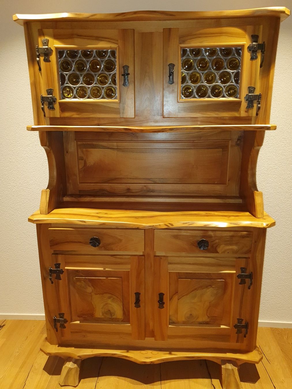 Credenze: Engadiner Buffet aus schweizer Nussbaum – Usato da Einsiedeln venduto da M.Aurel 9