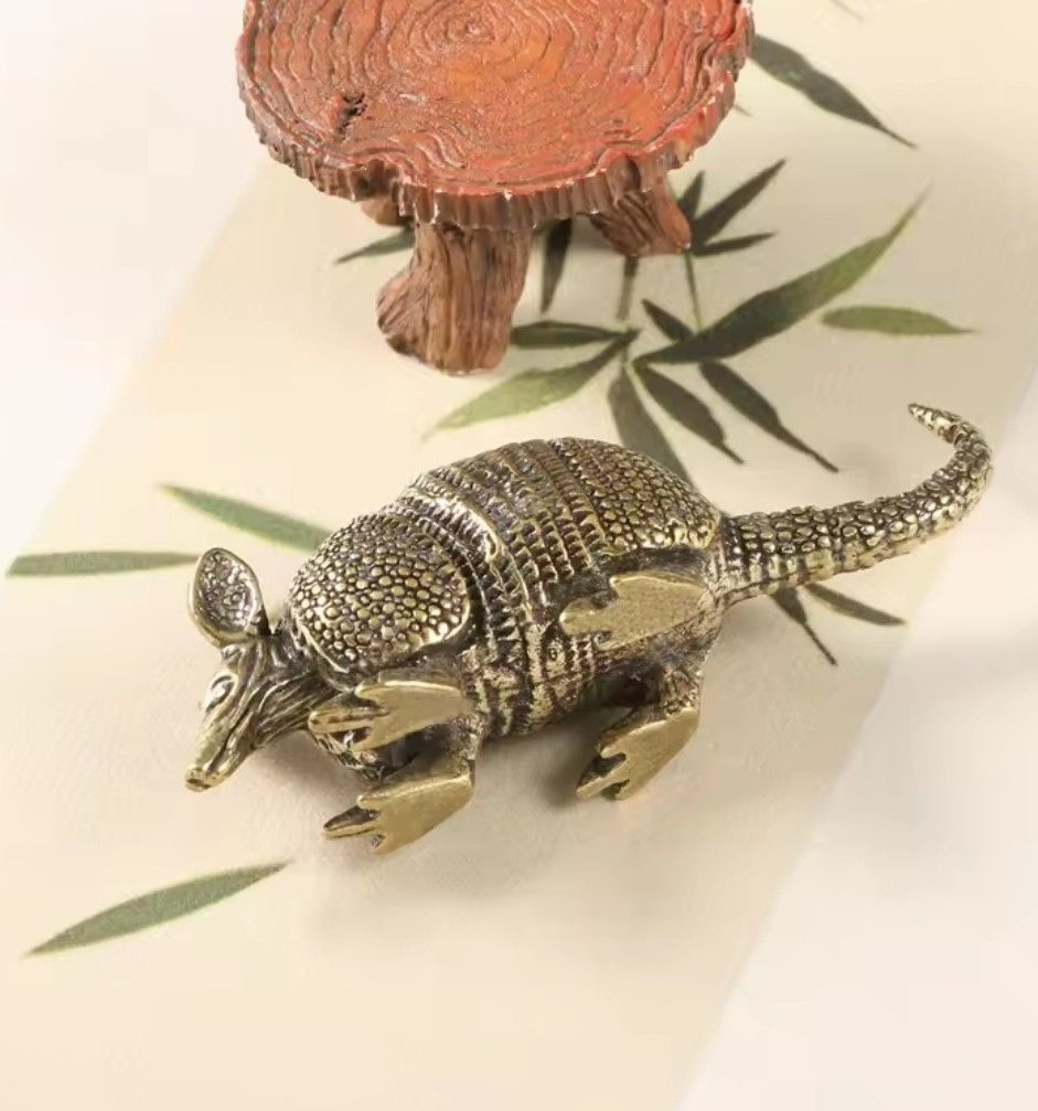 Sculture & Statue: Tatou en bronze – Nuovo e nell'imballaggio originale da Vernier venduto da 19pigments 1