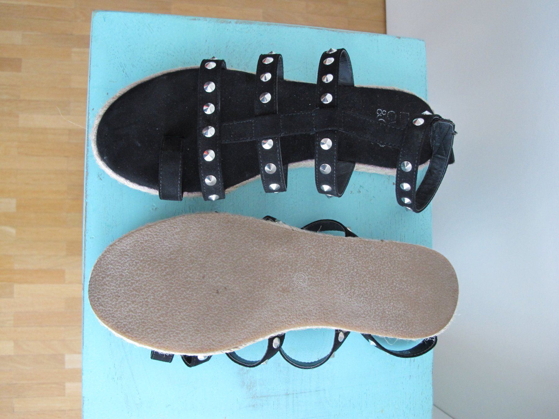 Scarpe da donna: Schwarze Sommer-Sandale Gr. 40 mit Nieten – Usato da St. Gallen venduto da Flint75