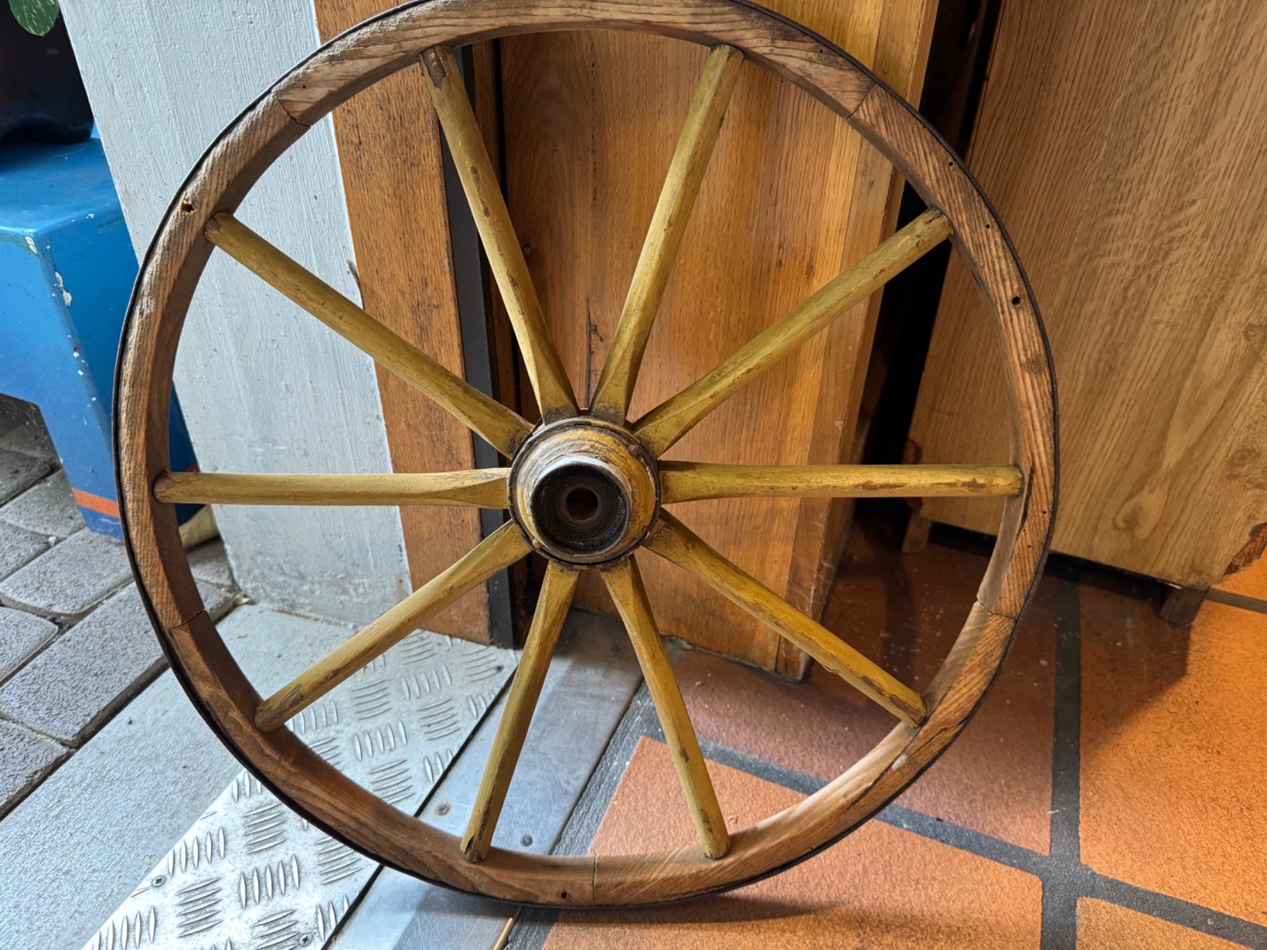 Pneus & Kompletträder: Dekoratives uraltes Holzrad – Gebraucht aus Winterthur von  3