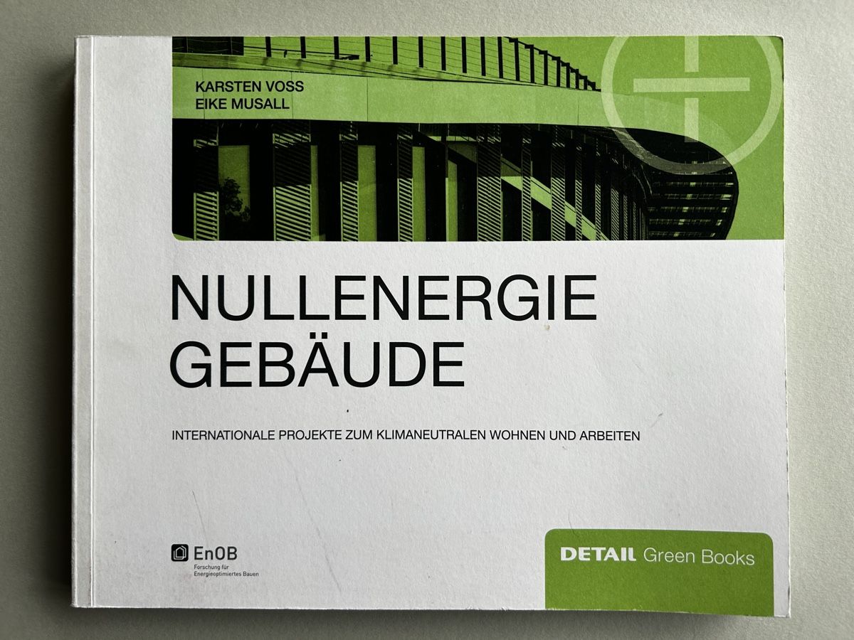 Libri: Zero Energy Buildings Book: Climate-Neutral Projects! – Usato da Zürich venduto da Coffeetable88