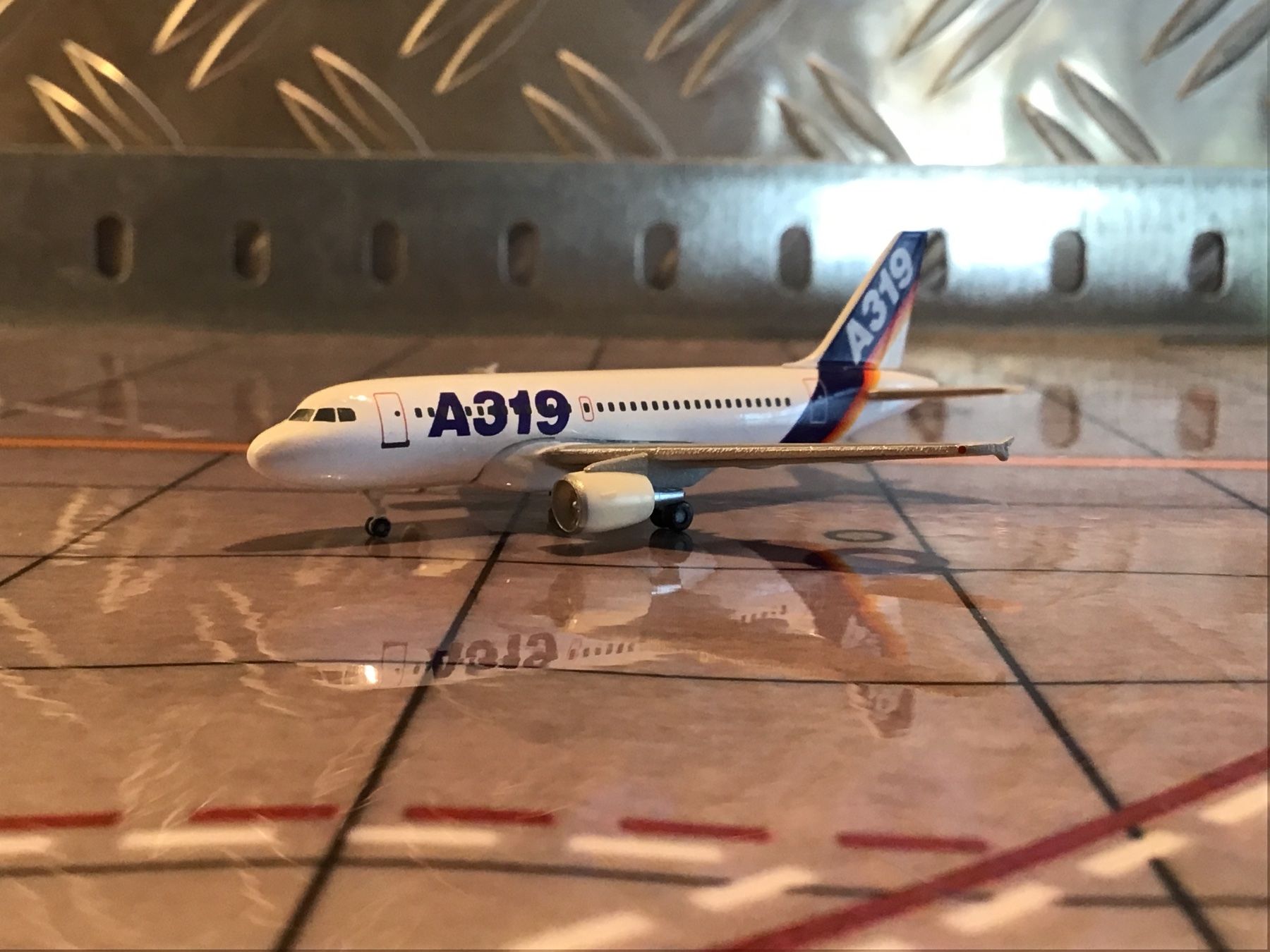 Herpa Kit di modellismo & Modellini statici: HERPA AIRBUS A319 1/500 – Usato da Männedorf venduto da Spezial-Modelle 1
