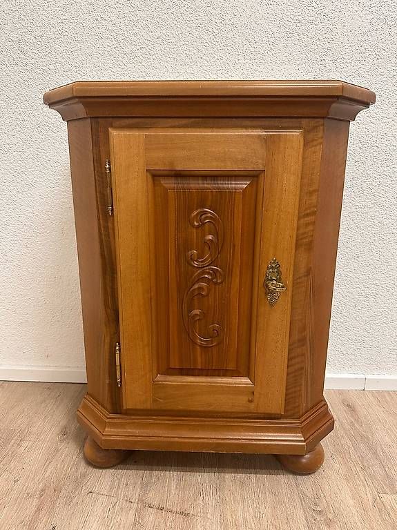 Nachttische: Vintage Barock Ecktischchen Nussbaum Fässler – Gebraucht aus Obernau von Arche_Noah_Brocki 1