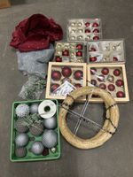 Diverse Weihnachtsdeko - Kugeln, Rolling Kranz, Bänder