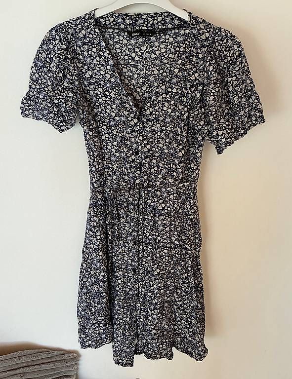 Only Kleider: ONLY Sommer Wickelkleid – Neu (gemäss Beschreibung) aus Stalden VS von alemaxm