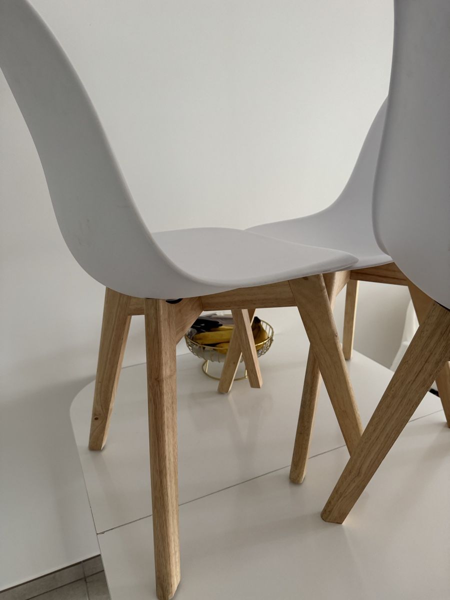 Chaises: Chaise blanche et pied en bois  – D'occasion à Vernier par est_w55w 3
