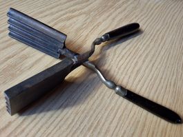 Haar-Lockenzange antik Holz/Metall Länge ca. 23 cm