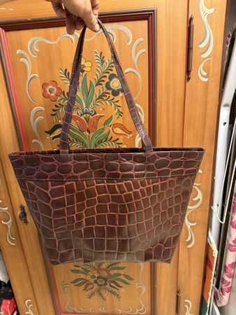 Elegante braune Handtasche in Kroko-Optik für den Herbst