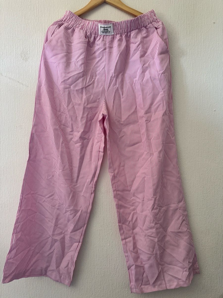 Lots de vêtements: Pantalon Temu ample 100% polyester taille L rose rayé – Neuf (Voir description) à Morrens VD par nor_qk2m