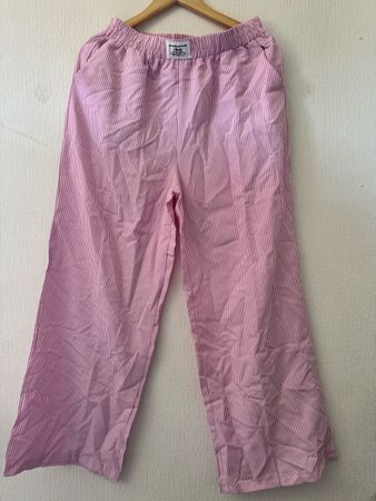 Pantalon Temu ample 100% polyester taille L rose rayé