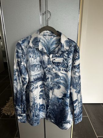 Bluse im Tropical- Muster, Neu