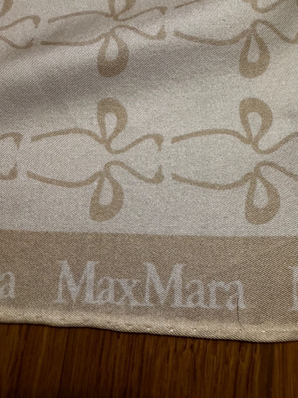 Max Mara Foulard & Sciarpe: MAX MARA Seidentuch Schal Monogramm Geschenk Seide – Usato da Faulensee venduto da Liebes_Kind_2019 1