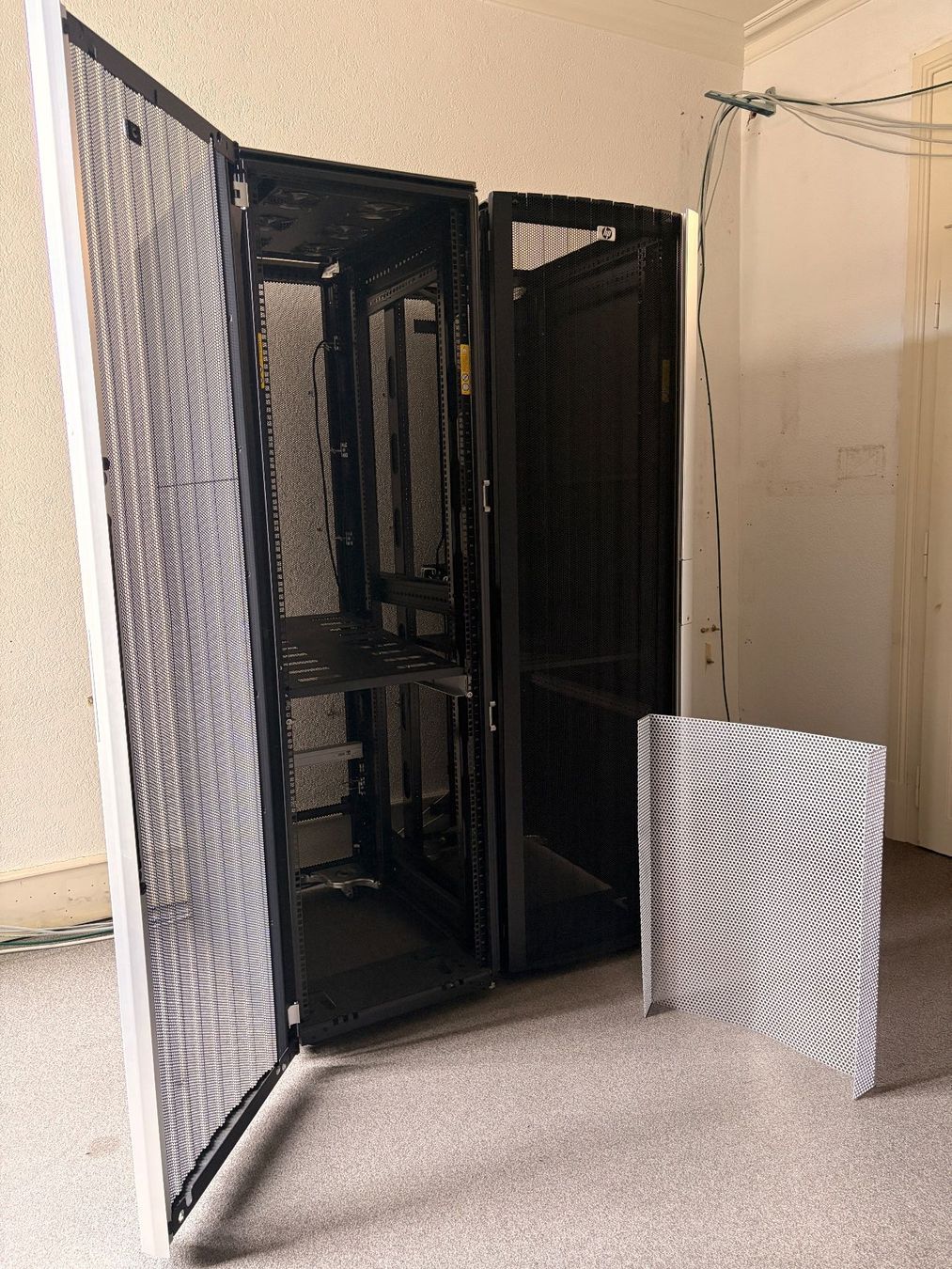 Hewlett Packard Racks & Ständer: 2x HP Serverrack / Serverschrank 42U Occasion – Gebraucht aus Münsingen von Dietschi68 1