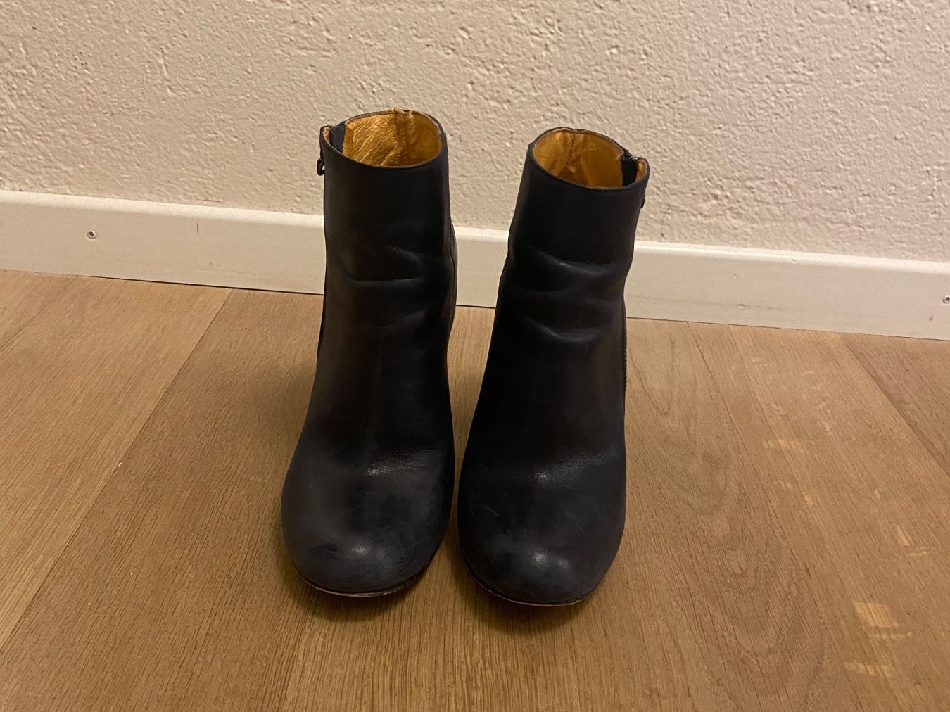 Buffalo Scarpe da donna: BUFFALO - dunkelblaue Lederstiefeletten, Gr. 38 – Usato da Nidau venduto da roshani85 1