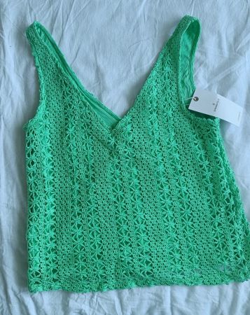Springfield crochet flower top, new with tag, V neckline