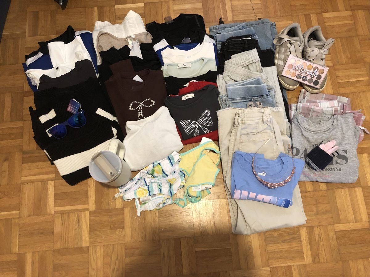 Lotti & Set di vestiti: Mädchen Kleiderpaket Größe 134/140 – Usato da Adliswil venduto da rossoelmare