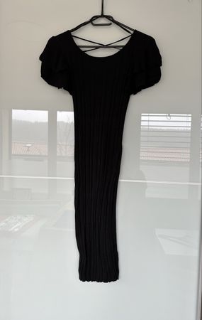 Robe noire moulante, manches à volants, taille 36/38