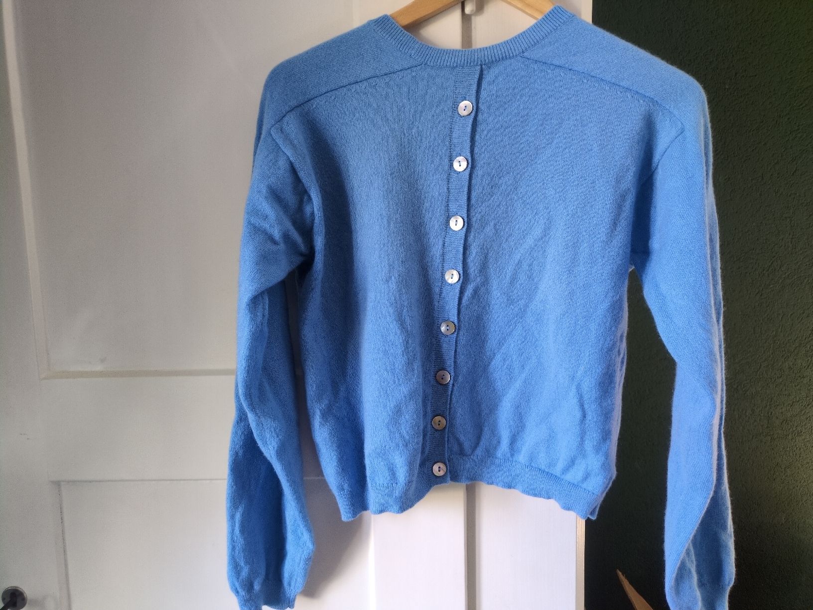 Maglioni & Felpe: Kaschmirpullover mit dekorativer Knopfleiste am Rücken Gr. S – Usato da Langenthal venduto da YElektra 3
