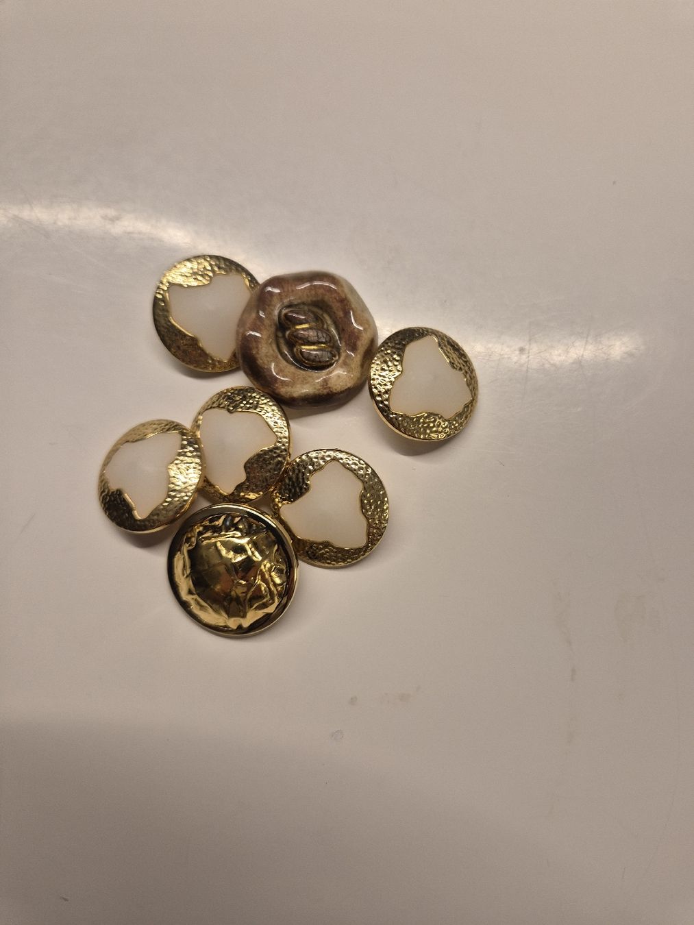 Bottoni: Knöpfe Set Goldfarben 7 Stck 2-3 cm – Usato da Krauchthal venduto da SamsPuce