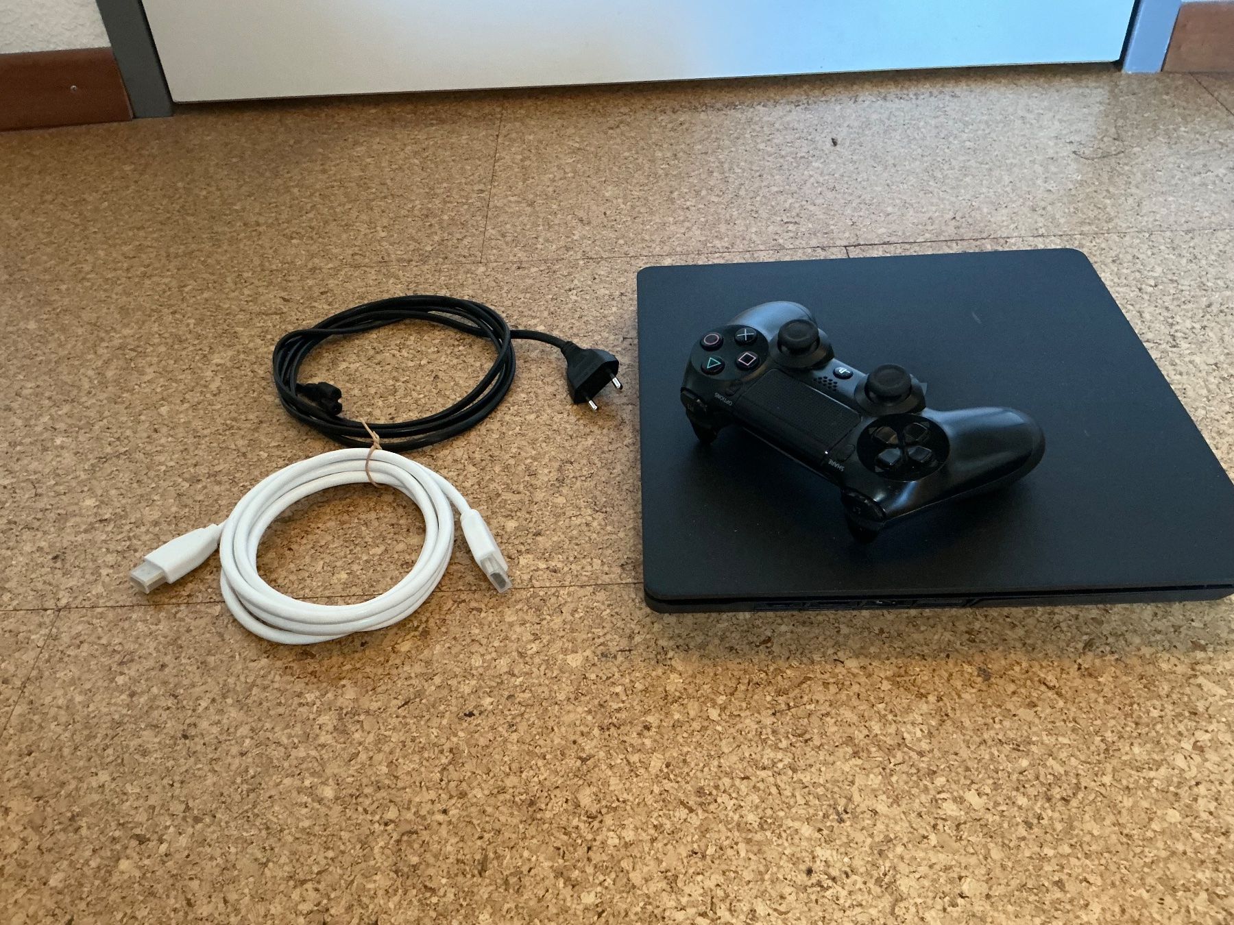 Sony Konsolen: Sony PS4 Slim Konsole + Controller + Kabel – Gebraucht aus Arbon von Ramon136 2