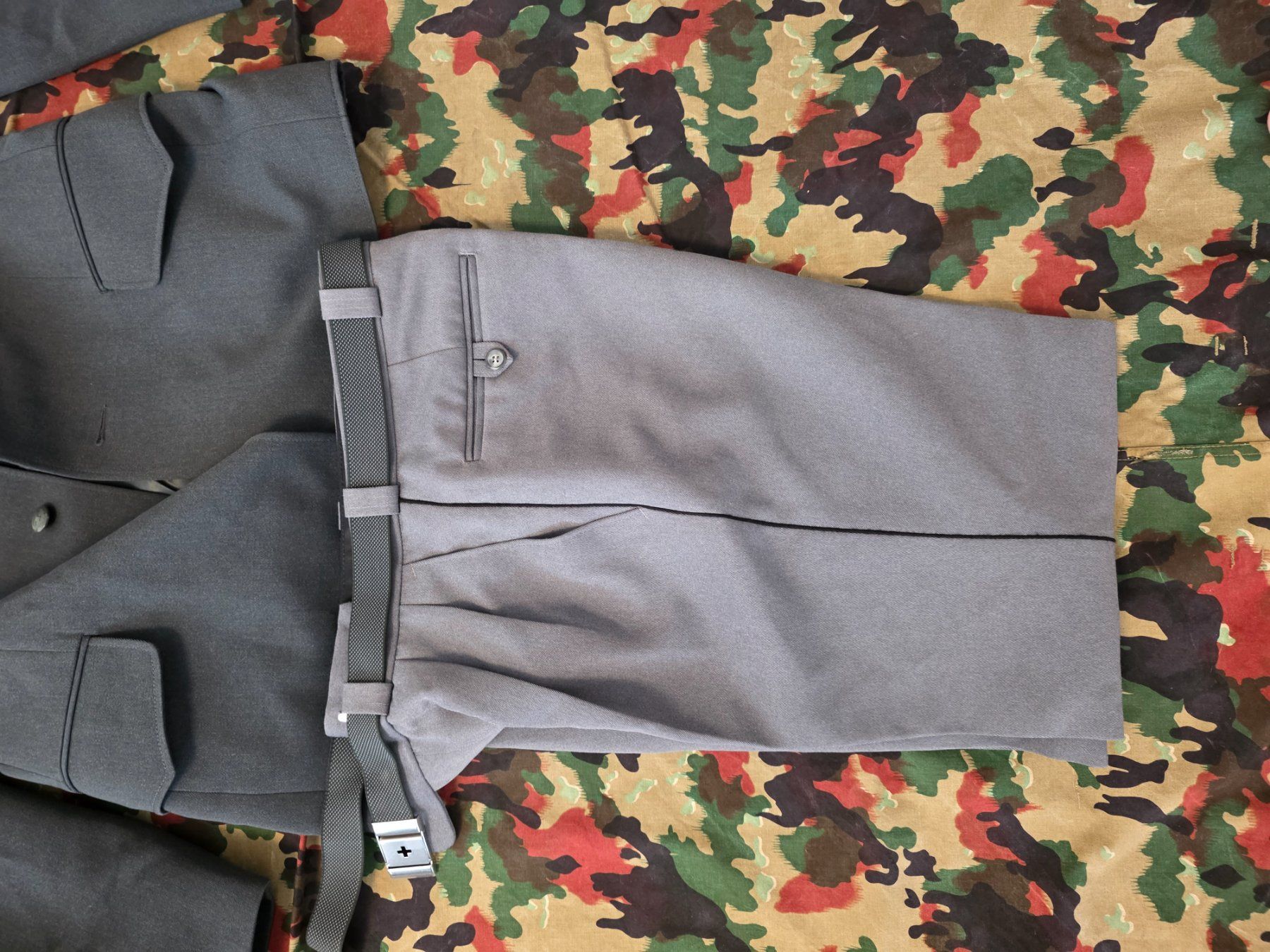 Schweizer Armee Uniformi: Armee Uniform Ausgängen Militär – Usato da Dorf venduto da Echo_Elements 2