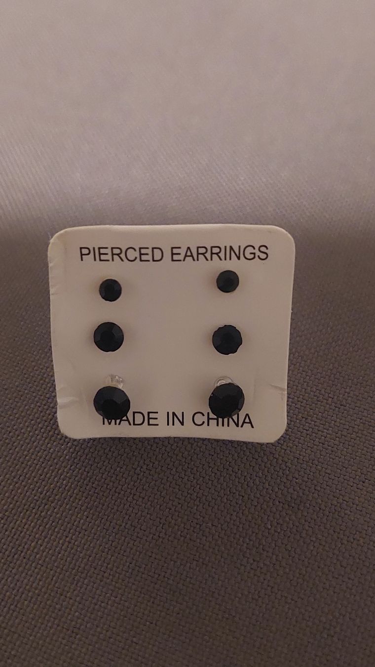 Orecchini pendenti & Orecchini a lobo: Ohrstecker 3 Set Schwarz – Nuovo (secondo la descrizione) da Rorschach venduto da jen_2z92