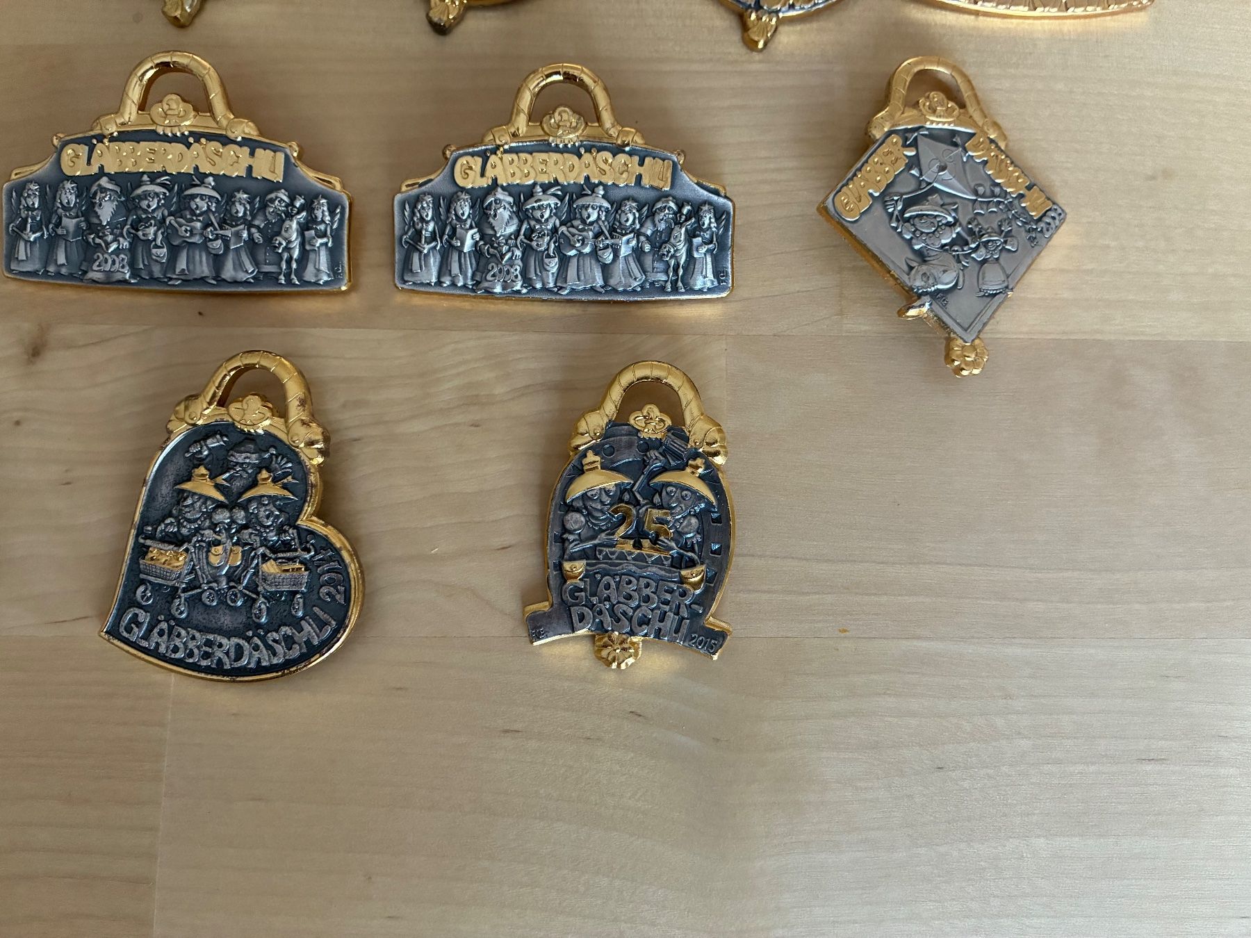 Placchette & Badge: 42 GLÄBBERDÄSCHLI-Plaketten – Usato da Riehen venduto da freestyle_buttons 5