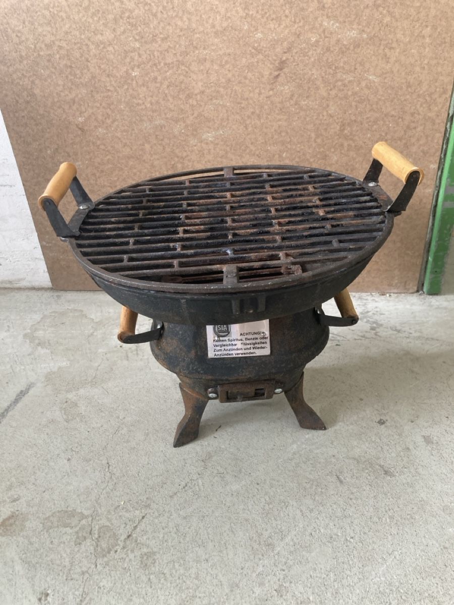 Grills: Massiver kleiner Holzkohlegrill – Gebraucht aus Oberhasli von hika8156