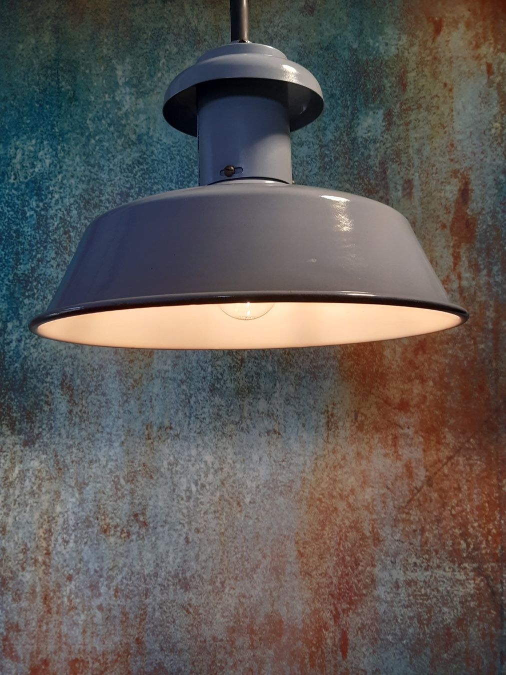 Lampen: zwei Emaille Industrie Lampen – Gebraucht aus Winterthur von lampenretter 2
