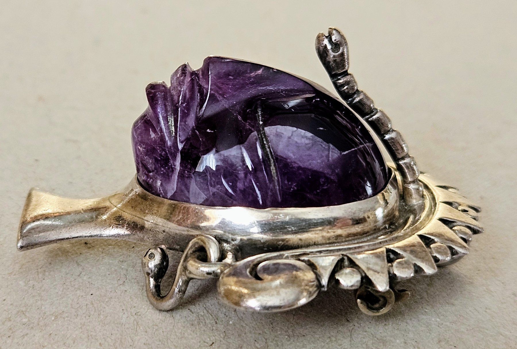 Sculptures & Statues: Vintage Brosche / Anhänger mit Amethyst – D'occasion à Lugano par Numisartes