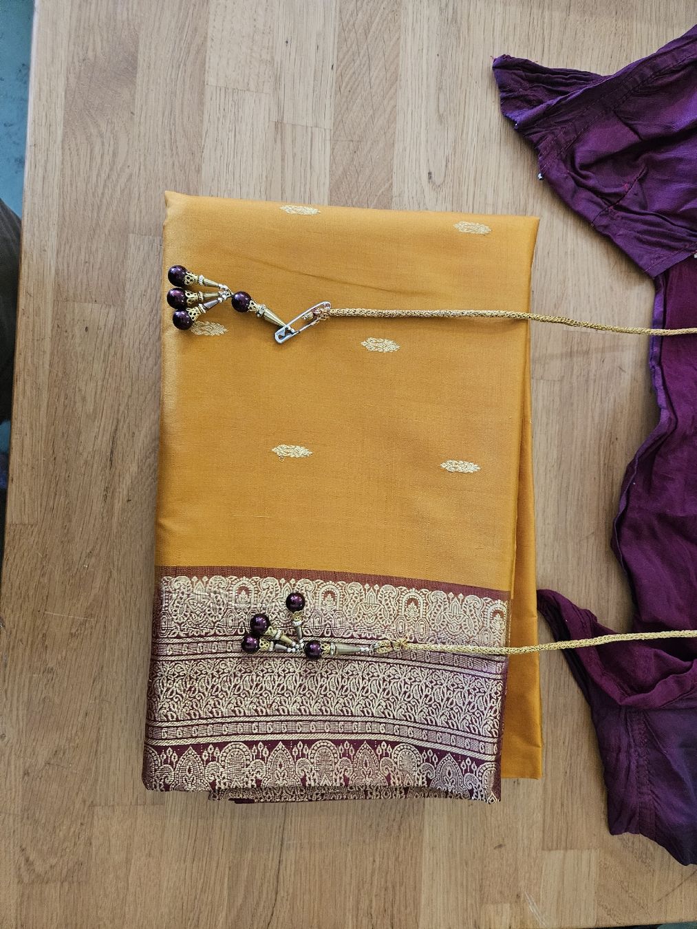 Kleider: Zari aus Seide "Kumara Fabrics"  – Gebraucht aus Pratteln von Cartonsducoeur_bl 3