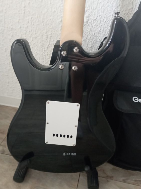 Guitare électrique Gear4music avec divers accessoires