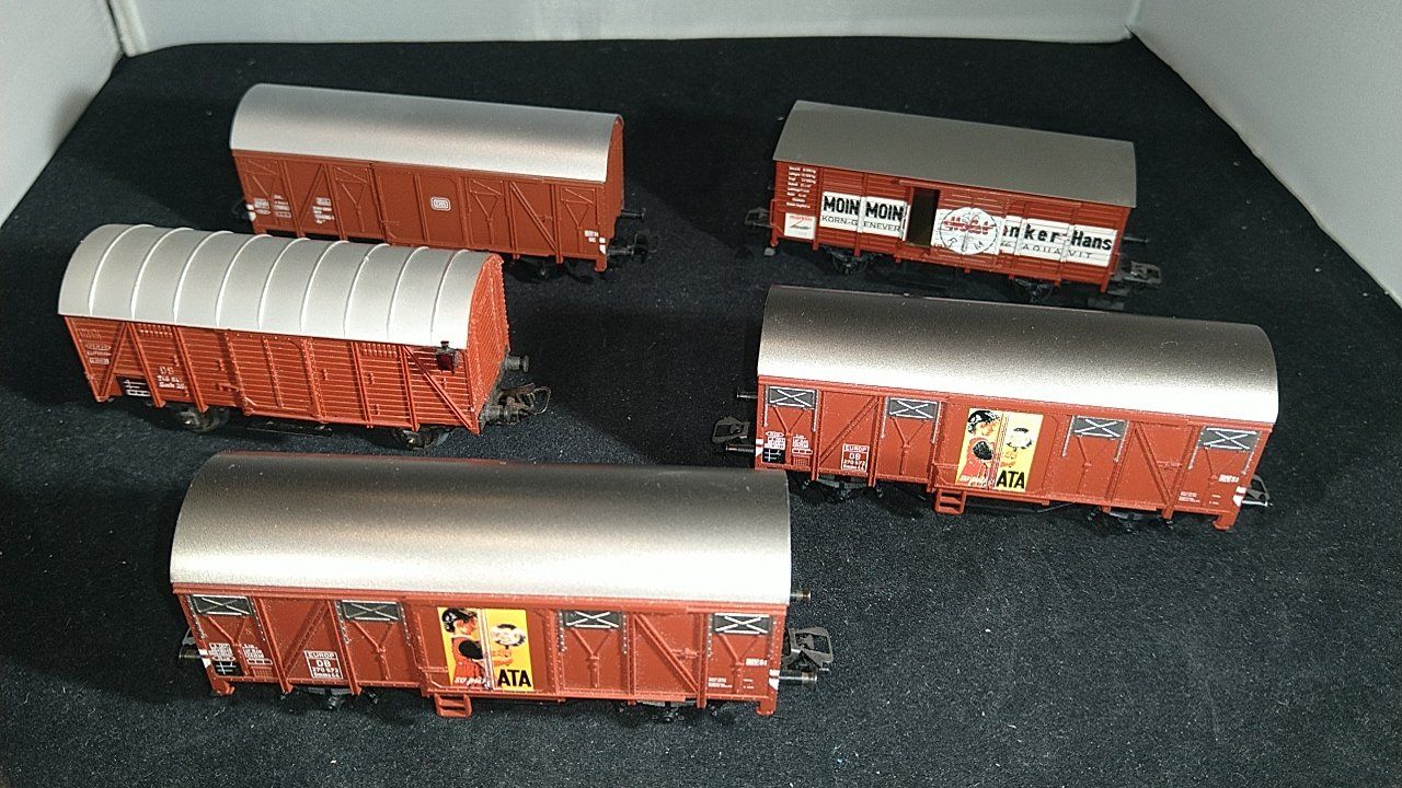 Märklin Modellini di ferrovie: 5 Gedeckte Güterwagen der DB mit Schlussleuchtenwagen – Usato da Uster venduto da Regenwurm61