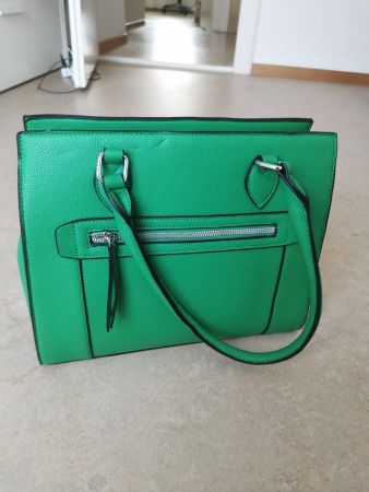 Stylische grüne Handtasche, neuwertig für den Frühling!