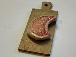 Altes Spielzeug Schaugericht Kotelett mit Holzbrett